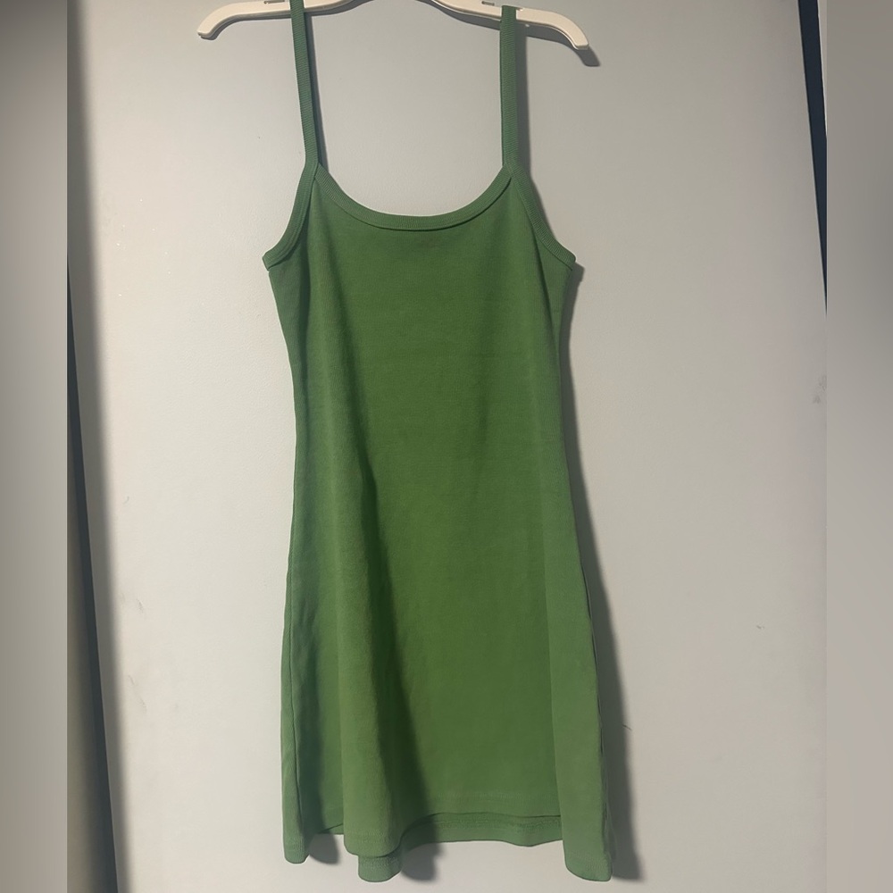 Great day time summer dress! Never worn and great material!
